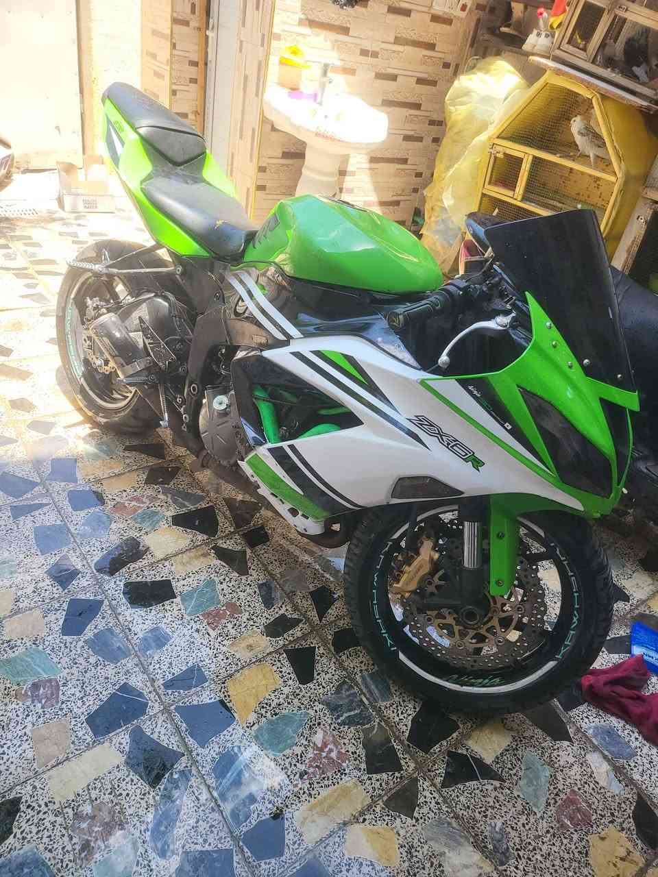 سلام عليكم شباب دراجه كاوسكي ٢٠١٦ دراجه مكينه مفتوحه نكره سلف بيهه نواقص للبيع او للمرأوس ***********
