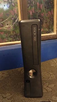 اكس بوكس 360 مع كامل ملحقاته مهكر ذاكرة 250  بي اكثر من 20 لعبة مع جوس...