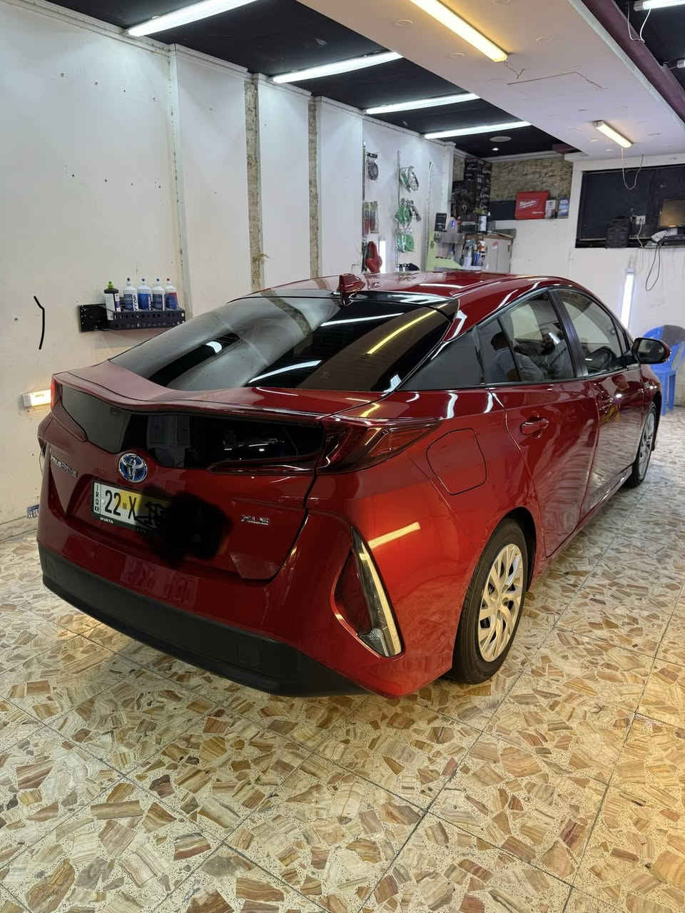 السلام عليكم للبيع
تيوتا بريوس برايم بلكن موديل 2022 فئة (XLE) ثلاث انظمه شحن - وهايبرد-  وبانزين    مواصفتها 
تحكم ستيرن جهتين
مثبت سرعه
رادار امامي
تحديد مسار
شحن واير ليس
شاشة تيسلا كبيره
تدفئة بالكشنات
كار بلي
ترحيب عند الاقتراب من الابواب
شاحنتها وياها
كشنات جلد 
عداد المسافه المقطوعه (46000) كيلو متر 
حادثها بس البنيد ونفسه راجع ع البارد بدون لاتبديل ولاصبغ اي قطعه بالسياره السياره جاهزه من كلشي بعدها على وضع الشركه حته التبريد والتدفئه البلادي والسياره ضايفلها اناره محيطيه الهزه خلصانه صار شهر والسنويه لحد (2030) يلله تسقط السياره بسمي تريد تحويل تريد وكاله 
السعر المطلوب (150) $ وبيها مجال 
اترجاكم المو شراي لايخابر ولايرسلني 
مكان السياره بغداد الغزاليه

موبايل (***********) موجود واتساب @الجميع
