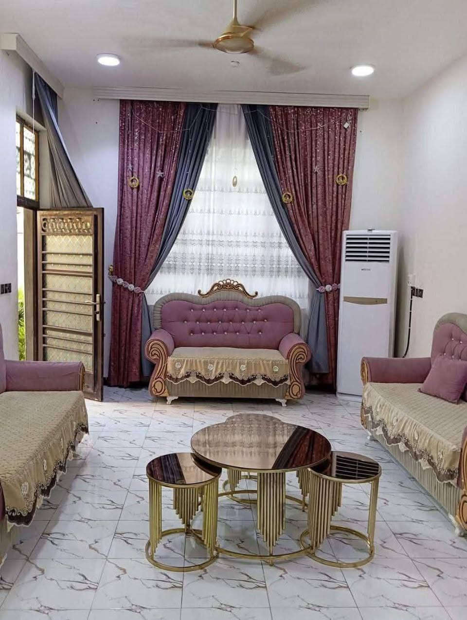 السلام عليكم
بيت للبيع مساحة 250م بناء حديث ، واجهه10، نزال25،طابو زراعي سند 25 
الإستقبال ٦ونص ×٤ صافي 
المطبخ ٥ونص ×٤ البارد والحار ٤×٢ 
الكلدور ٩ ×٤ 
مجمع صحيات 
غرفتين نوم 
غرفه ٥ونص×٤ + غرفه ٥×٤ 
كراج ٩×٣ + حديقه
السعر 140 وبي مجال 
العنوان:شارع100 شارع شريفه الجديد الرابط بين ش80 و100مال كربلاء
الاتصال على الرقم ***********
