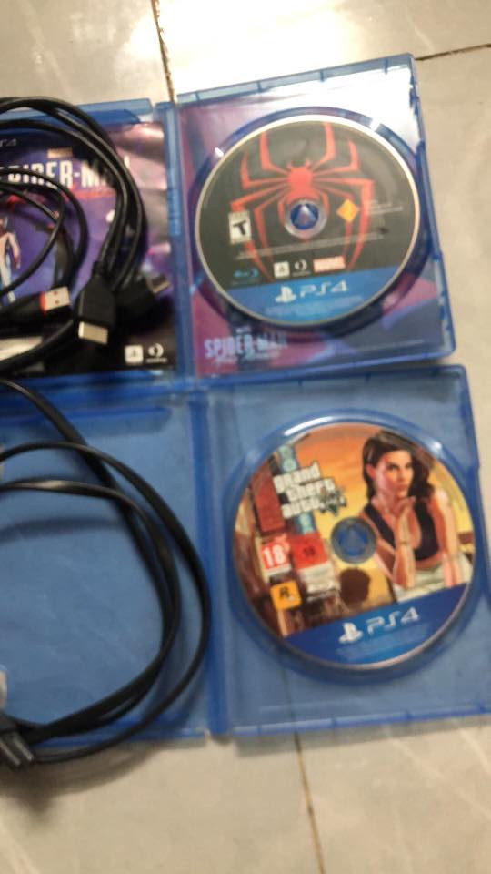 السلام عليكم بلي 4سلم اولاين  1تيرا نضيف مستعمل قليل ويا اقراص 2جوستكات 4وكل الكيبلات موجود هاذا رقم الوتساب ***********
