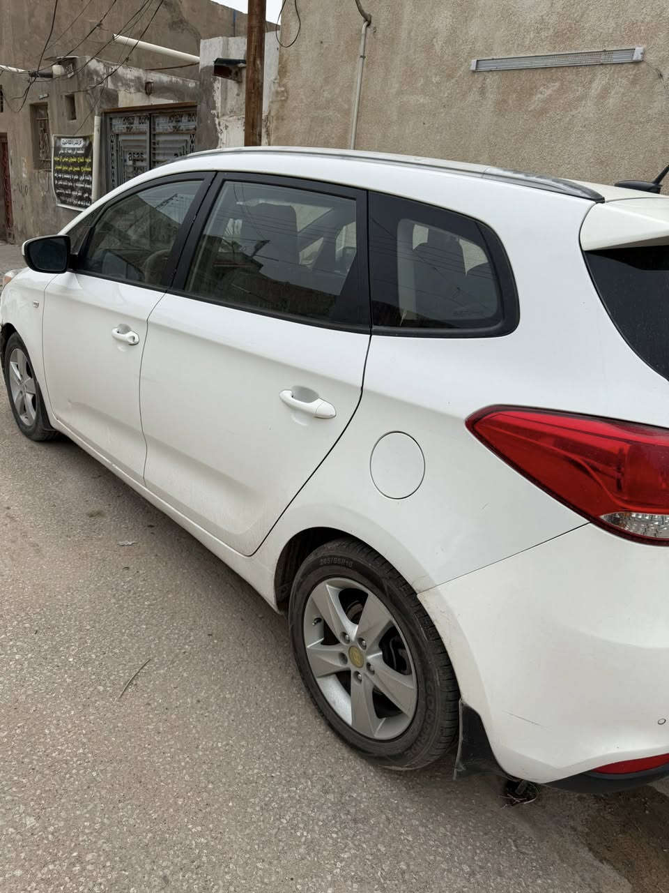 سلام عليكم كيا كارينز وارد امريكي ضربتها فقط باب الجنطة و نفسه مرجع و هنا بيها بس شخوط و دحچات موديل ١٤ سبعة راكب محرك و گير و تبريد و تدفئة بالكشنات و ثلاجة و كاملة من كل شي  گاعية جلد و دوشمة جديدة 
ما عدا بعض النقوصات البسيطة 
سنوية بإسمي و مكانها بالنجف و سعرها ١١٥ 
***********
