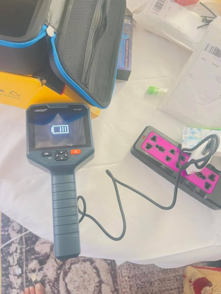 الكاميرا الحرارية المعروضة في الصورة هي طراز NOYAFA NF-526E.  يُستخدم هذا الجهاز المحمول باليد لتصوير الاختلافات الحرارية في تطبيقات مثل تشخيص الشبكات، وفحص المنازل، وصيانة أنظمة التدفئة والتهوية وتكييف الهواء (HVAC)، والسيارات.
الميزات والمواصفات الرئيسية
الدقة: تتميز الكاميرا بدقة تصوير حراري عالية تبلغ 256x192 بكسل.
نطاق القياس: يمكنها قياس درجات حرارة تتراوح من -20 درجة مئوية إلى 400 درجة مئوية (-4 فهرنهايت إلى 752 فهرنهايت).
دقة القياس: تبلغ دقتها حوالي ±2 درجة مئوية أو ±2% من القراءة.
الشاشة: تحتوي على شاشة LCD كبيرة بحجم 3.5 بوصة لعرض الصور بوضوح.
تخزين البيانات: تتضمن ذاكرة داخلية مدمجة بسعة 8 جيجابايت يمكنها تخزين آلاف الصور ومقاطع الفيديو بصيغ JPG و MP4.
أوضاع العرض: توفر 8 لوحات ألوان مختلفة (مثل الأحمر الحديدي، الأبيض الساخن، الأسود الساخن) و 5 أوضاع للصور (مثل الدمج، صورة داخل صورة) لتناسب سيناريوهات الفحص المختلفة.
الاتصال: مزودة بمنفذ USB Type-C للشحن ونقل البيانات إلى جهاز كمبيوتر. 

للتواصل واتساب : ***********￼
