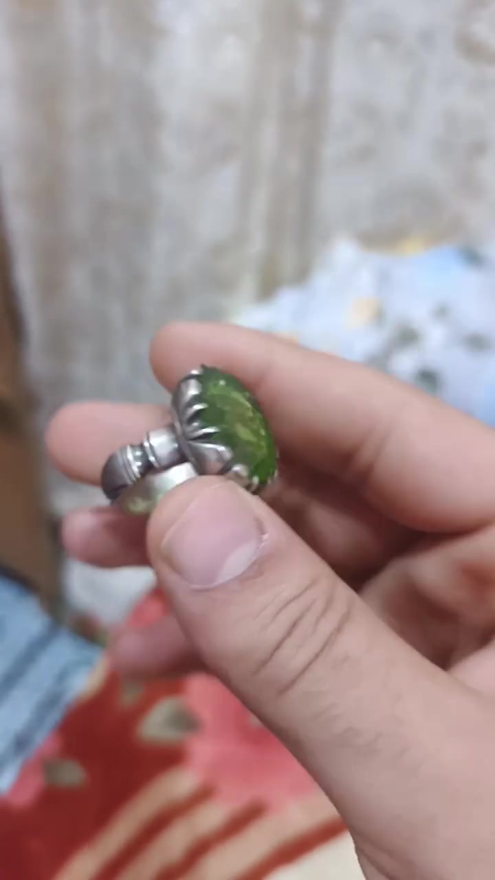 زبرجد حجره حلوه وخشنه وصياغتها العنوز تخبل عنواني البصره ***********
