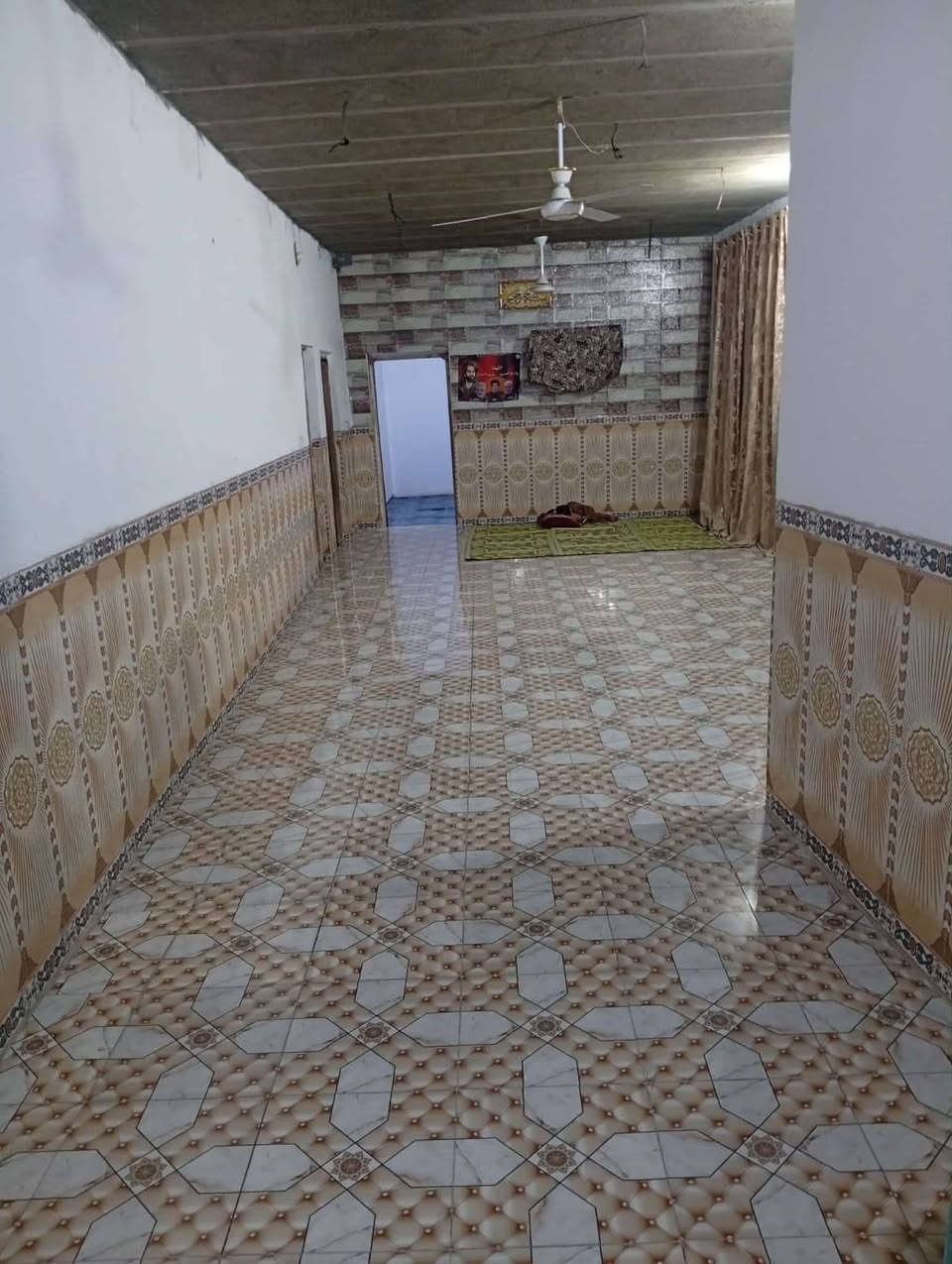 سلام عليكم بيت البيع حي المنصور جهت سكه القطار المساحه 350متر متكون البيت غرفتين وصاله ومطبخ صحيات داخليات براني بس داك ساسه مرفوع لا ستفسار عله رقم ***********بي واساب
