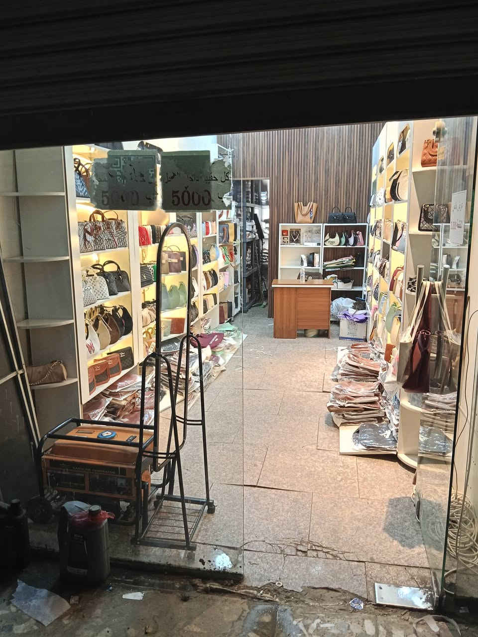 محل ومخزن صغير للبيع 
محل ومخزن صغير للبيع 
السعر 4 ملايين قابله للتفاوض 
الايجار الشهري 500 ألف 
العنوان بغداد باب المعظم قرب مجمع الكليات 
التواصل ***********
