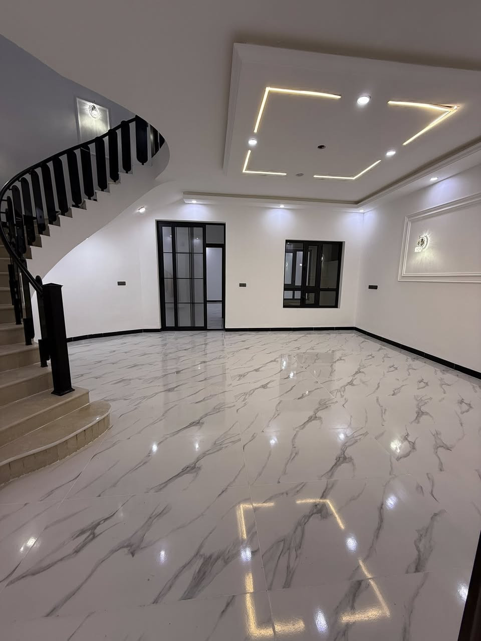 للبيع دار زيرو 300م موقع بدايه حي الجامعه صدر طير
5 غرف نوم وحده سويت+صاله+استقبال
مطبخ  +3حمامات+ حديقه
 كراج سحب مغربي+ حجر اخضر شغل كله فول
السعر 315 وبي مجال للاستفسار اكثر ***********
