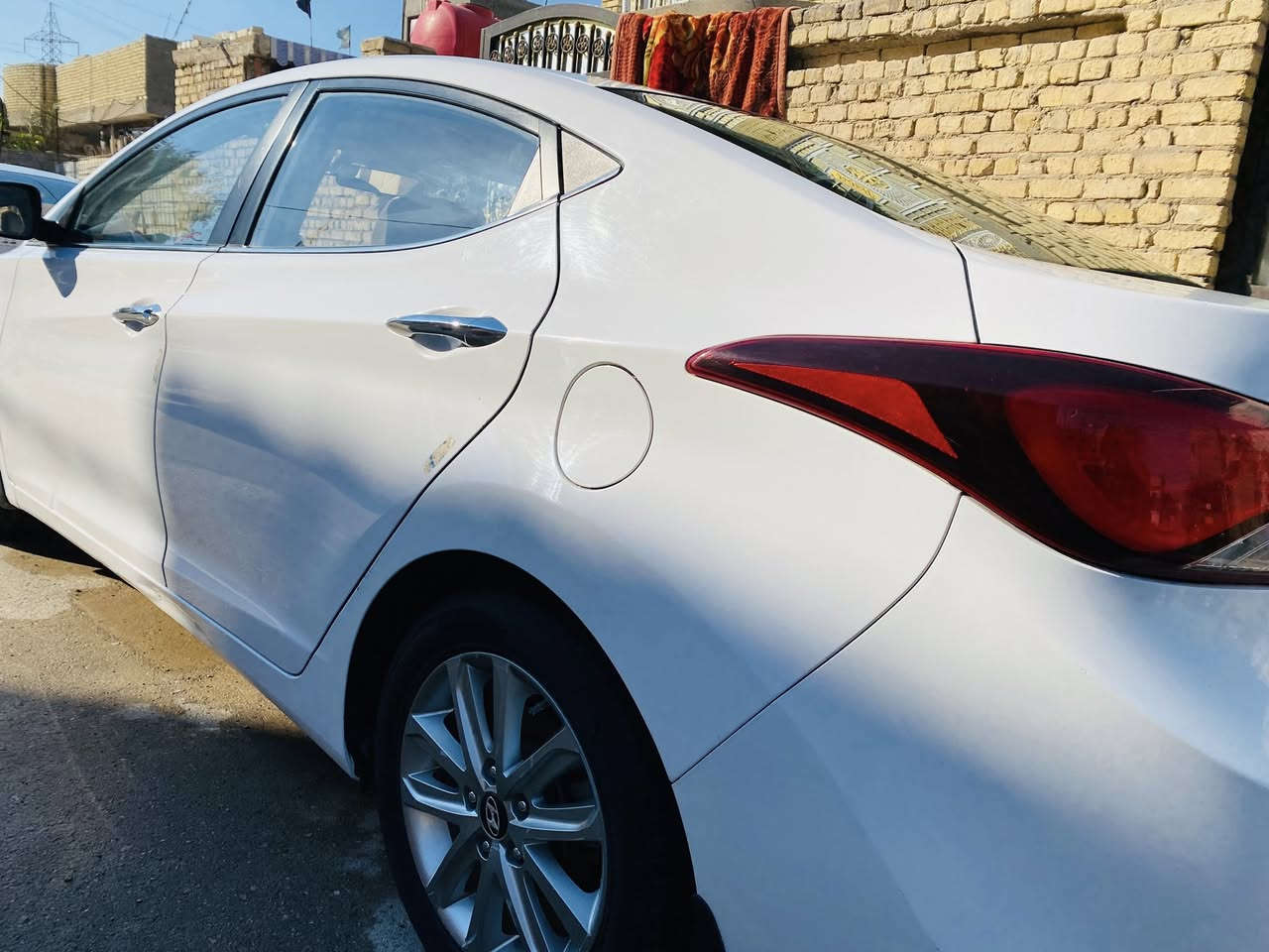 السلام عليكم إلنترا موديل 2016 خليجي بيه صبغ جاملغ الامامي عكس السايق صبغ فقط والباقي كفاله السيارة جديدة مال بيت استخدام شخصي  مواصفات فول عدا البصمة 
1- فتحة 
2- أشاير مري ومري شفط 
3- لد امامي 
4- تبريد قطعتين 
5 حساس فول  
6- تحكمات استيرن جهتين 
7- كامرة خلفية مع حساسات 
8- محرك 1800 دوش 
رقم بغداد  مشروع وطني باسمي السعر ١٢٥ وبيها مجال للشراي مكان السيارة واسط كوت  للاستفسار الاتصال على الرقم ***********
