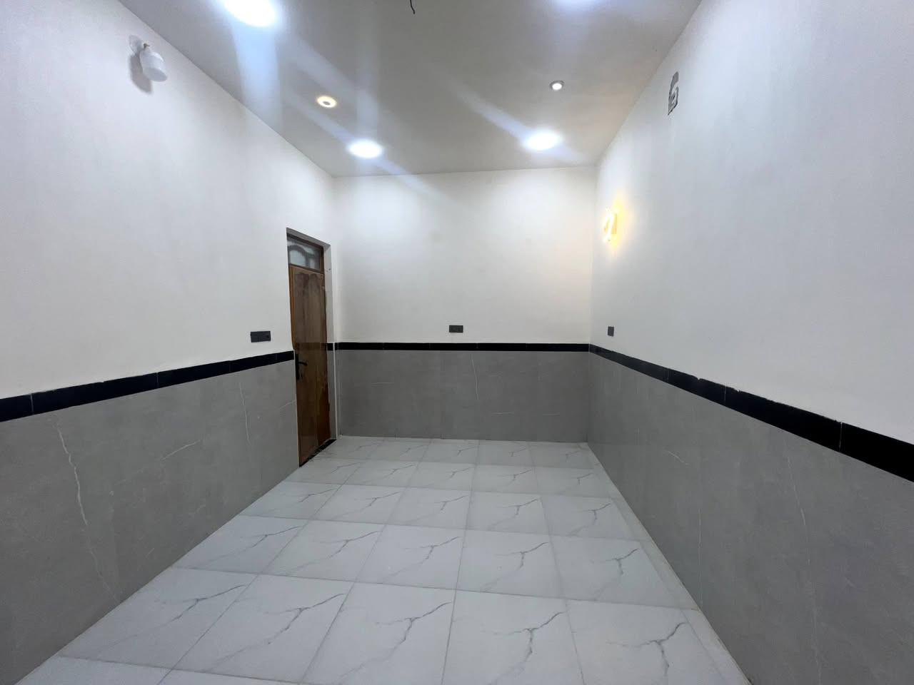 السلام عليكم
داران للبيع طابق و نصف كل دار 100 متر بناء حديث 2026 درجة اولى
العقار باسمي  العنوان حي الموظفين بال 5000 الاف بضهر شارع 30 يبعد عن المدارس 100 متر 
بالقرب من حي الصحفيين 
المنطقة كاملة الخدمات 
للاستفسار الاتصال على
***********
