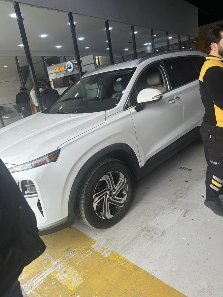 هيونداي سنتافي 2023 وارد امريكي ضرر خفيف جدا بجم كبس خلف كبس الصور داخل منشور  دخول جديد كاتي بدون رقم بدون ايرباك ادامه كامله وتخم تاير جديد سياره بدون مصرف دينار  
المواصفات
بصمه ابواب بصمه تشغيل 
تشغيل عن بعد 
رادار امامي وخلفي 
اوتو ستوب اوتو ستارت 
اطفاء ذاتي 
تدفئة مقاعد 
تبريد مناخ منفصل 
تحديد مسار قياده ذاتيه 
3 انظمة قياده 
عداد المسافه :46,000 مايل.
السعر :210
مكان السياره: اربيل 
 الاستفسار واتساب :***********
