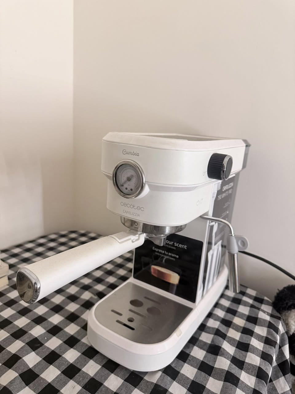 للبيع جديده ⭕️.
الموديل: Cafelizzia 790 White Pro
* القدرة الكهربائية: 1350 واط
* ضغط المضخة: 20 بار
* نظام تسخين سريع (Fast Heating System)
* عصا بخار من الستانلس ستيل لتحضير الرغوة وتسخين الحليب
* خزان ماء جانبي قابل للإزالة
* صينية تنقيط قابلة للإزالة للتنظيف
* مناسبة لتحضير الإسبريسو والكابتشينو واللاتيه


**إذا كنت صاحب هذا الإعلان وتريد حذفه لأي سبب، رجاءا أرسل رسالة إلى الدعم الفني**