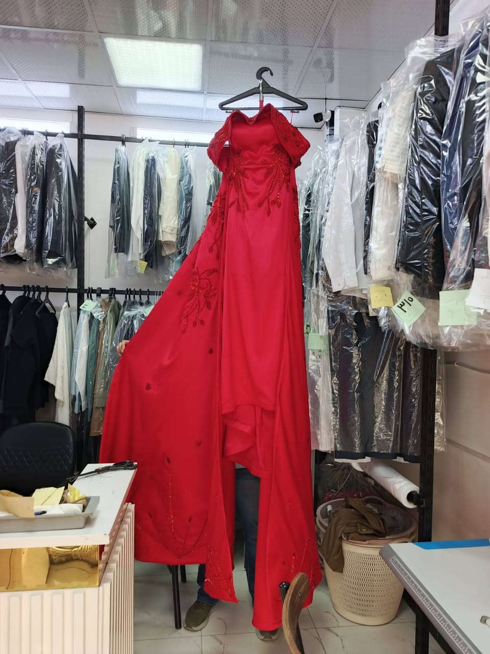 من اعمال مكوى وخياطة مكوى الدقة الحديث تم استلام اكبر فستان في منطقة حي الخضراء بطول ٣ امتار و٢٠cm يعتبر من اضخم الفساتين للاعمال المكوى مستعدون للاستلام كافه الفساتين الكبيره والعملاقه باحدث الاجهزه الحديثه دون الضرر في اعمال التطريز والاكسسورات
العنوان:  حي الخضراء _ الجمعية _ مقابل صيدلية الوهج  ***********
