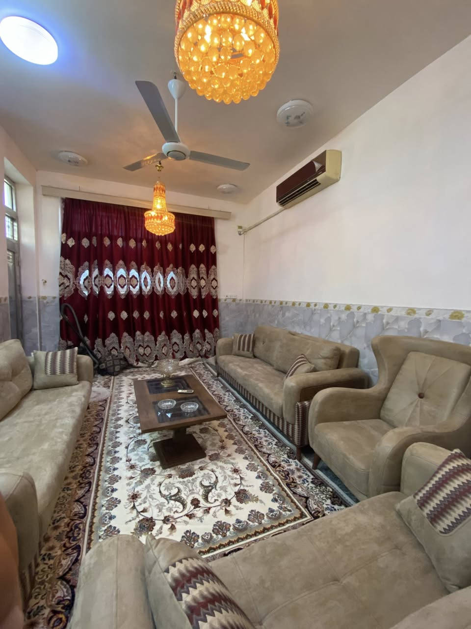 اللهم صل على محمد وآل محمد 
🏠 دار سكن للبيع يقع في حي الجامعة  .
🔹ركن مقابل ساحة ومدرسة رحاب العلم.
🔹المساحه 120متر 
🔹الواجهة 10 متر .
✅خدمات متكامله 
🏠 مواصفات الدار 🏠 
🔹الطابق الأرضي 
🔹غرفة نوم 
🔹صاله 
🔹مطبخ 
🔹استقبال 
🔹مجمع صحي
——————
🔹الطابق الأول 
🔹2 غرف نوم 
———————-
 ✅كونكريت مسلح
✅طابو صرف.

📌 للإستفسار 
*********** واتساب
