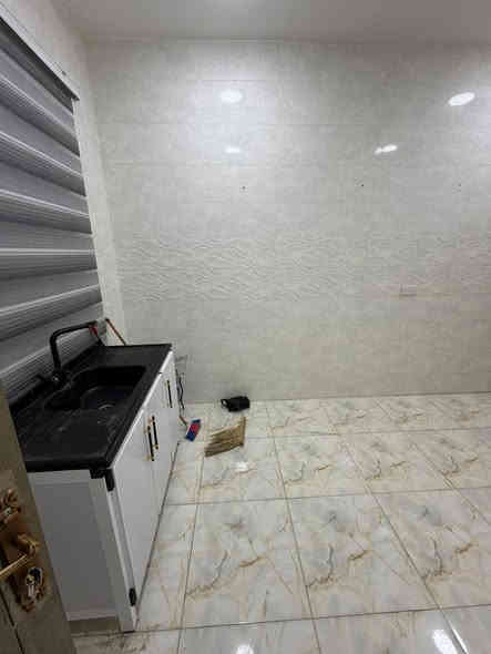 السلام وعليكم شقه طابق اول في منطقه محولة الزهير قبل البهادريه مساحتها 110متر تحتوي الشقه على   صاله ومطبخ تصميم مودرن التركي مشترك  وغرفتين منام   ومرافق صحيه وحمام منعزل  والشقه بيها ماطور وتانكيات ابو الطن عدد 2 للماء الحلو والماء المالح وبنكات سقفيه متكامله ويوجد كيزر وسنك مرمر اصلي والسطح مشترك لل4شقق
الشقه جديده وشغلها درجه اولى
ملاحضه الايجار فقط عوائل صغيره 
سعر الايجار 450 الف نهائي
دلاليتي مع العقد ثابته 125
 رقمي للاستفسار *********** يوجد واتساب
