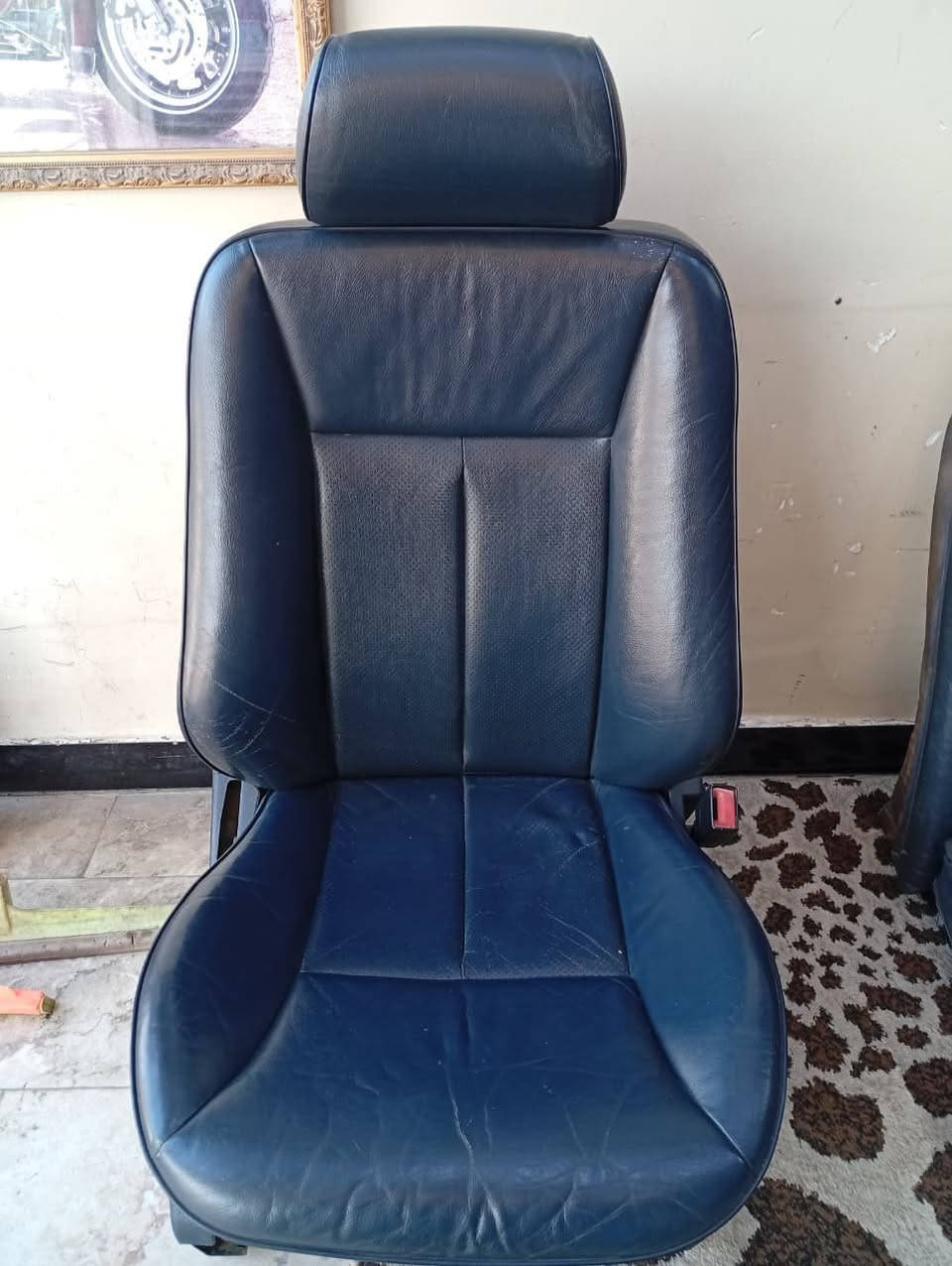 السلام عليكم تحيه طيبه للجميع 🫡
غرفة مرسيدس ام عيون جلد نيلي كراسي كهرباء للبيع
 السعر ٥٠٠ دولار العنوان بغداد الكرخ  ***********
