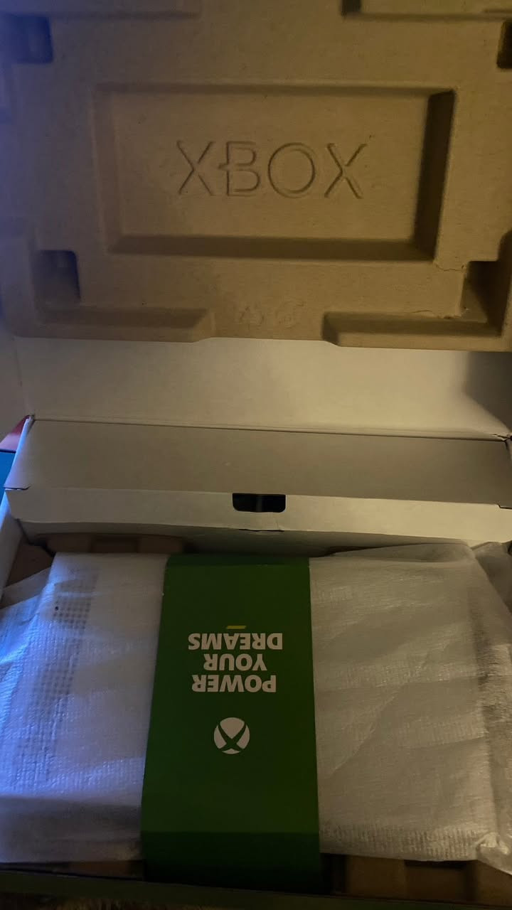 سلام عليكم للبيع جهاز Xbox سيريس s نضيف كلش وياه يده أيليت سيريس ٢ ويه ملحقاتها يده معروفه بمواصفاتها ، ووياه UPS حجم 850 يتحمل ٤ دقايق يحتاج تبديل بطاريه، وبي اكثر من 7 العاب مملوكه وتقريباً خمسين لعبه بحسابات مشتركه موجوده صورهن جوه  

سعره 430 وبي مجال للاستفسار اكثر الاتصال ب ***********
