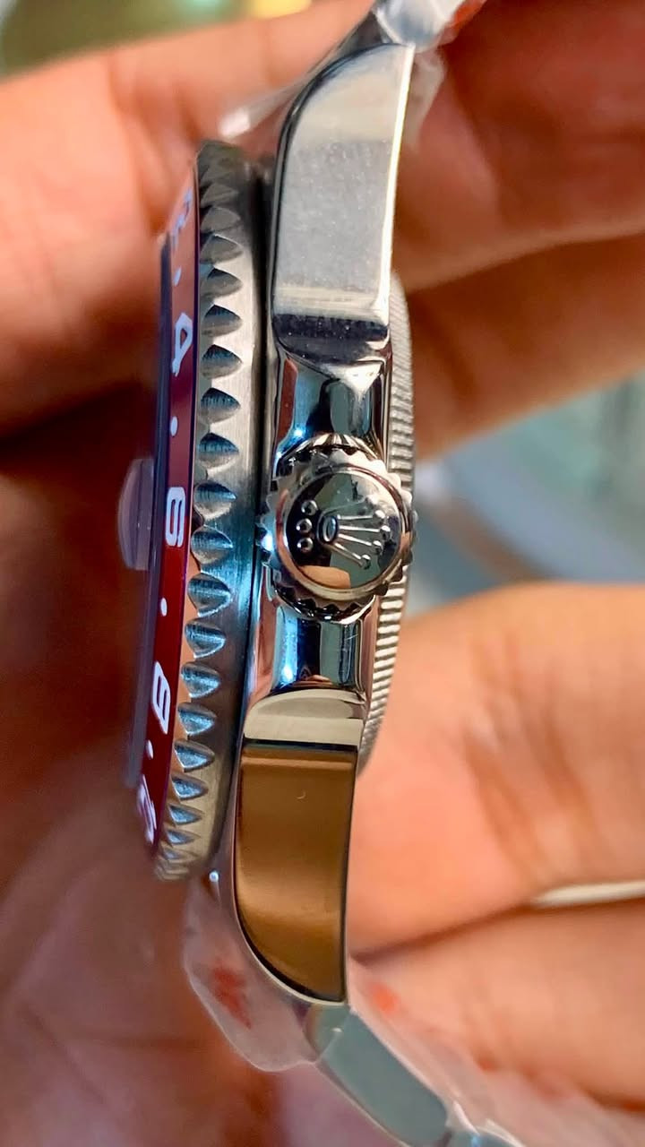 روليكس GMT MASTER ببسي بالمينا النيلي الساعة اوتو ماستر كواليتي
عقارب اميال لومينوس ازرك
رينك دوار
مقتومة 100 متر تحت الماء 
اربع اميال توقيت دولتين
قفل فراشة مختم بالكامل 
للتواصل خاص او ***********
