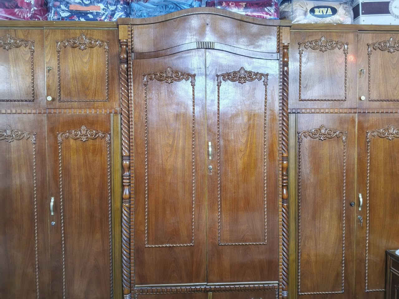 سلام عليكم ورحمت الله
غرفه خمس قطع نضيفات وحلوات كنتور ست ابواب درجه اوله طابقين والصور كدامكم النضافه خيرات الله مكاني طوريج والسعر واتساب
📞***********
