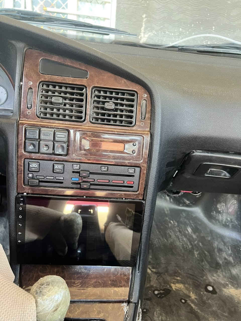 بيجو بارص بابل موديل ١٥ 
كير مكينه وحداديةً جدد 
بيه بوربرين امامي مال تاير السايق 
بيه خياسات ملكطة ومرشوشة 
ضربته فقط بخشم البنيد نفس الي بلصورة 
تخم تاير جديد 
تبريد فقط غاز يحتاج 
السيارةً يحتاجله ترتيبات بسيطة 
 السيارة ب٤٠ وبيه مجال
***********
