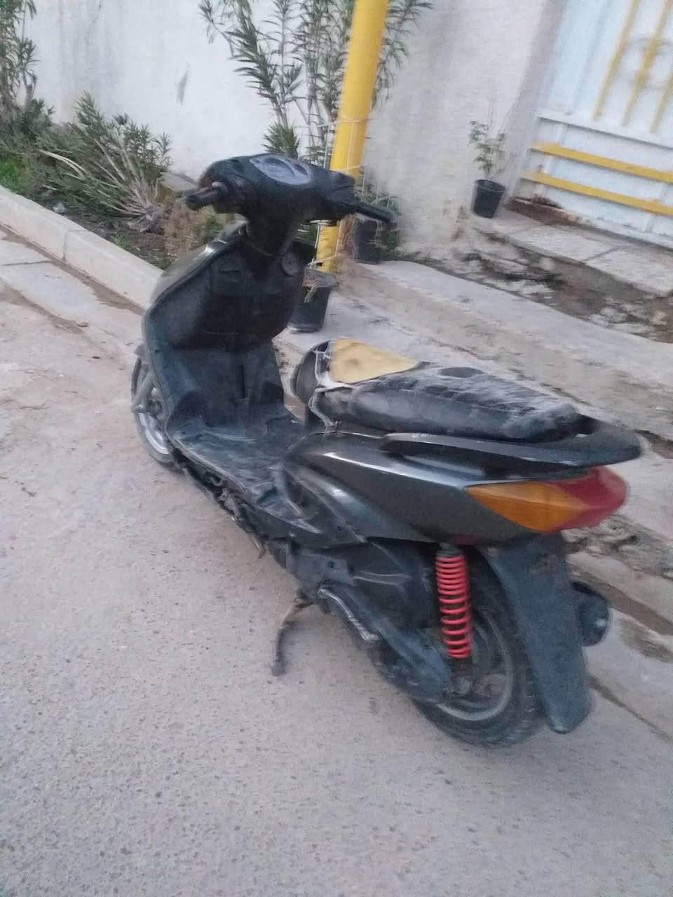 دراجه سكنس كلهه شغاله سلف هندر كهربايات كيلو متر بريكات خلفي أمامي تايرات جدد كلهه شغال السعر ٤٥٠ المكان  بغداد الحسينيه الراشديه    ***********
