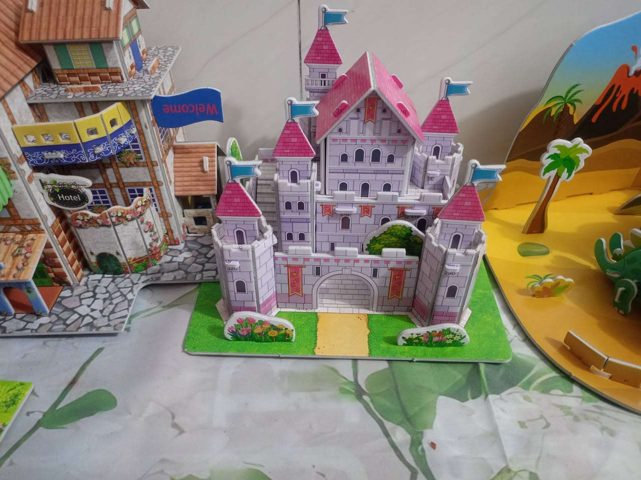 بسم الله الرحمن الرحيم شباب بنات بيوت كرتونيه تفيد لزينه وللمدارس وللهدايه سعر لقطعه  الفين وتوصيل الف رقمي وات ساب ***********
