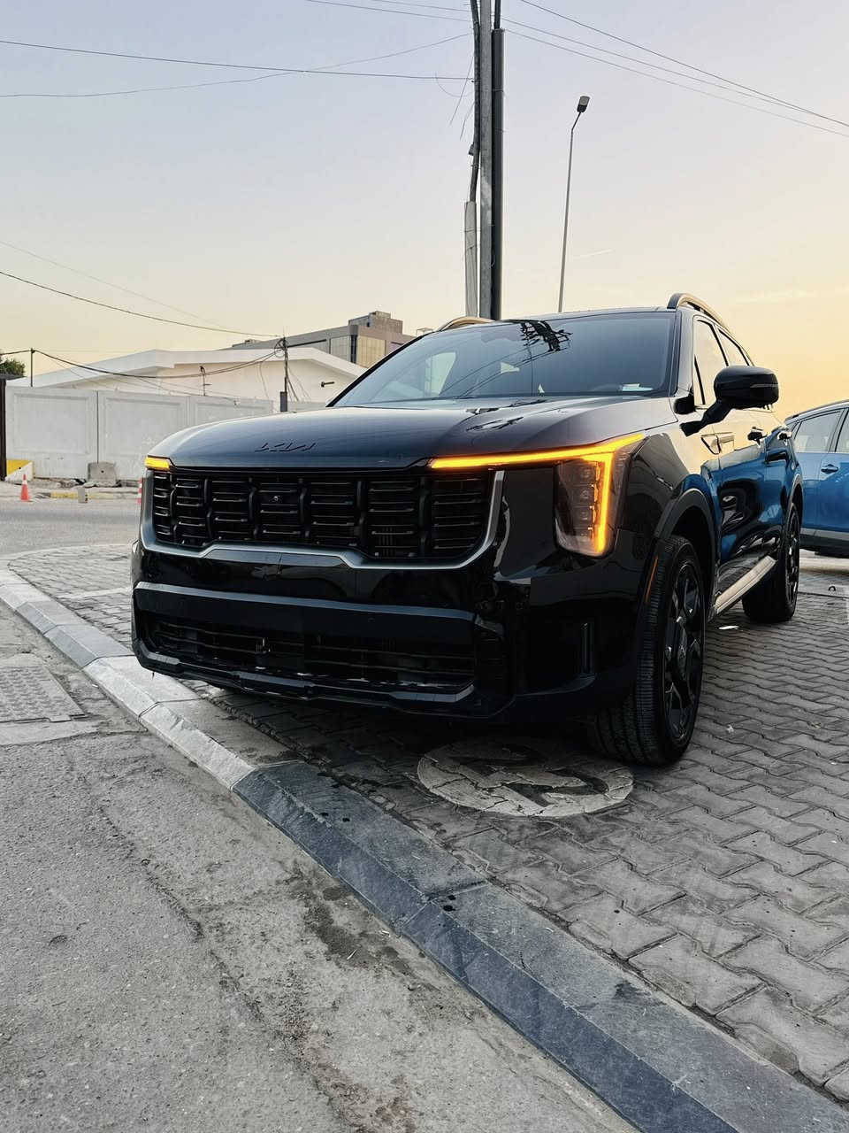 لون اسود بدون رقم 
ماشيه 3000يعني زيرو
بدون رقم تترقم في اي محافظة،

مكفوله من الصبغ  __ ليبل واحد
فول مواصفات 1/1 قماره كنتارا بنوراما/ 7 راكب
محرك 2500 تيربو 
تحكم فور ويل اداريف + 5انظمه قياده 
بصمه + تشغيل عن بعد 
+ تشغيل كارت مثل المرسيدس +شاشه كبيره متصله 
تبريد لمس + تبريد قطعتين منفصل 
تحكمات استيرن + شفتات أستيرن
دواخل لمس + صاج + اتويتر
سستم سماعات BOSE+ دمام صندوك 
كامره 360 درجه + كاميرا داخلية +تحديد مسار 
رادار + نقطه عمياء+ نظام تتبع + قياده ذاتيه
توقف ذاتي عند الاقتراب + مانع تصادم 
كشنات جلد كهرباء + خزن ميموري 
كشنات تدفئه + تبريد + كشنات منفصل 
شفتات بالسترين
كشنات  خلفيه كهرباء + بردات جانبيه 
مداخل شحن كشنات اماميه + كشنات خلفيه
شاحن لاسلكي 
دواخل بريحة الشركة 
تدفئه بل مري + ترحيب مري 
دخول ذكي + صندوك بصمه 
لد نهاري + لايت 4 عدسات +  
ويل حجم 20 + تخم تاير جديد   
سياره جديده بعدها على وضع الشركه ، حادث سطحي جداً 
تبديل بنيد اصلي نفس ألون.

272$ وبيها مجال قليل ،، وبنيدها الأصلي هم موجود إذا احد يريده، ***********
وبعد بيها موصفات.
