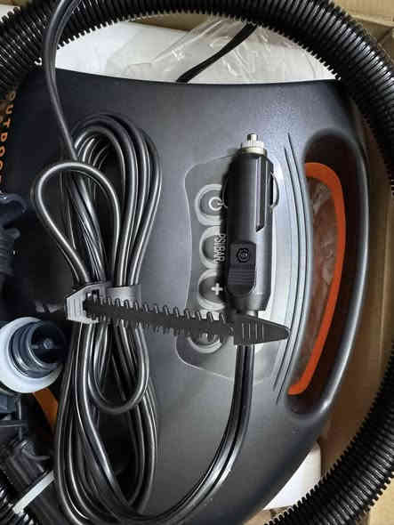 هذه مضخة هواء SUP كهربائية من OutdoorMaster Shark II. 
تتميز بنظام تبريد نشط حاصل على براءة اختراع لمنع ارتفاع درجة الحرارة. 
توفر نفخًا مزدوج المرحلة وإيقافًا تلقائيًا، بحد أقصى للضغط يبلغ 20 رطل لكل بوصة مربعة (PSI). 
يمكن توصيلها بموصل سيارة تيار مستمر بجهد 12 فولت. 
تشتمل على وظائف النفخ والتفريغ. 
واتساب ***********
