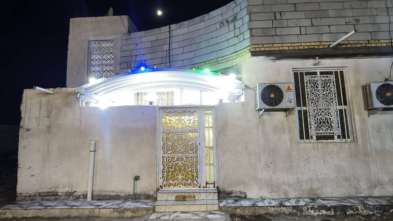 يالله بيت للبيع مساحه 100م زراعي مقبيل ابيوت الملكي التضحيه يبعد عن الشرع الريسي 50م
 ينباع هو واثاث الي بيه كله يتكون من غرفه وصاله  وديوانيه ومطبخ وصحيات داخليه وخارجيه 
بنيان بلوك صب كونكريت بنيان مرتب كلش  
السعر 63 وبيه مجال  باقي التفاصيل
وتساب
 ***********
