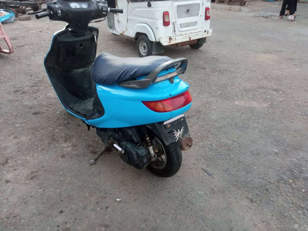 اعادت النشر بسبب الوعود الكاذبة سلام عليكم شباب دراجه فراشه لبيع دراه حلوه ونضيفه كدام عينك كفراته ما صارلي اكثر من شهر من شديته بكلايت وكلوب كدام ستونه شديتنه دراجه نضيفه محتاجه بسس باتري وربط وايرات بس وين ما تروح اخذه سعر 300 وبيه مجال لا تضل تعمل وتكلي اجيك باجر  خاص ما ارد شرايه يتصل *********** عنواني لعماره المجر الكبير
