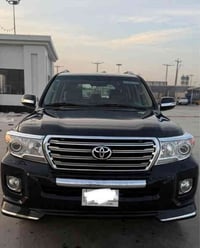 لاندكروز موديل 2015 محرك 4600  حلوة   ماشيه 162 الف نظيفه السيارة كير ...