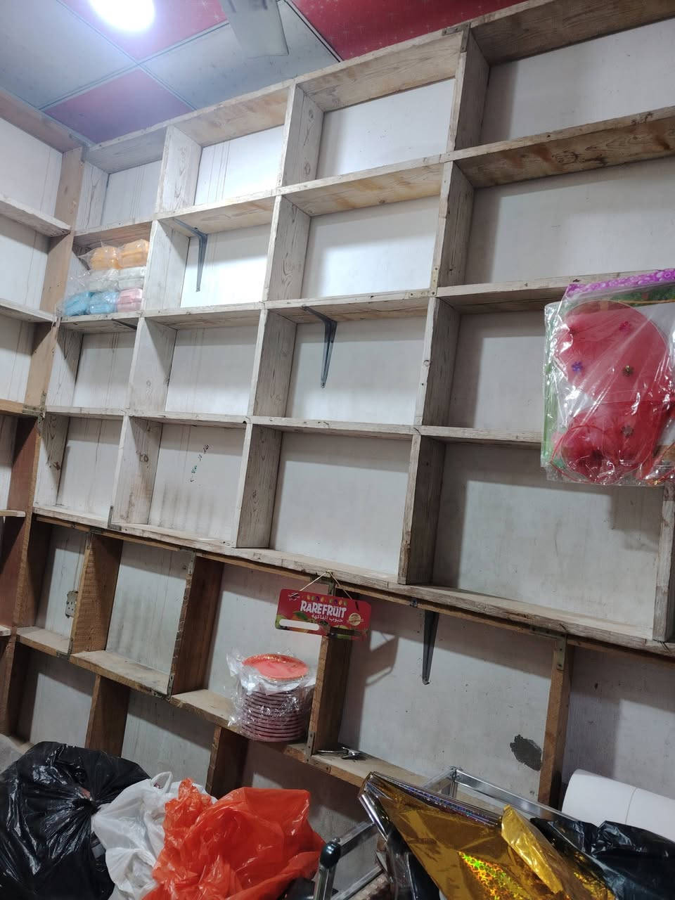 رفوف خشب تزكام شغل ترج اول العدد 5 للبيع انا مكلف بالنشر العنوان الماجديه الشراي اتصل على الرقم ***********
