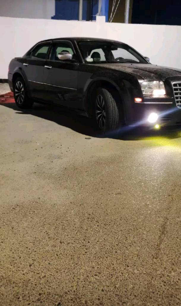 سلام عليكم اوباما 2010 اصل للبيع وارد كندي داخله كلين بدون حادث السياره كبس شوف العين بس بل عراق(مبدل بيها باب وجاملغ جهت السايق) محرك V6 سته سلندر لون اسود غرفتها جلد اسود شاشه كبيره  (السياره بسم راعيها مكانها البصرة) 
 هاذه رقم راعيها متواجد بس علا (الواتساب) *********** السعر 120 وبيها مجال🖤🖤 
(مكلف بل نشر راسل راعيها واتساب)
