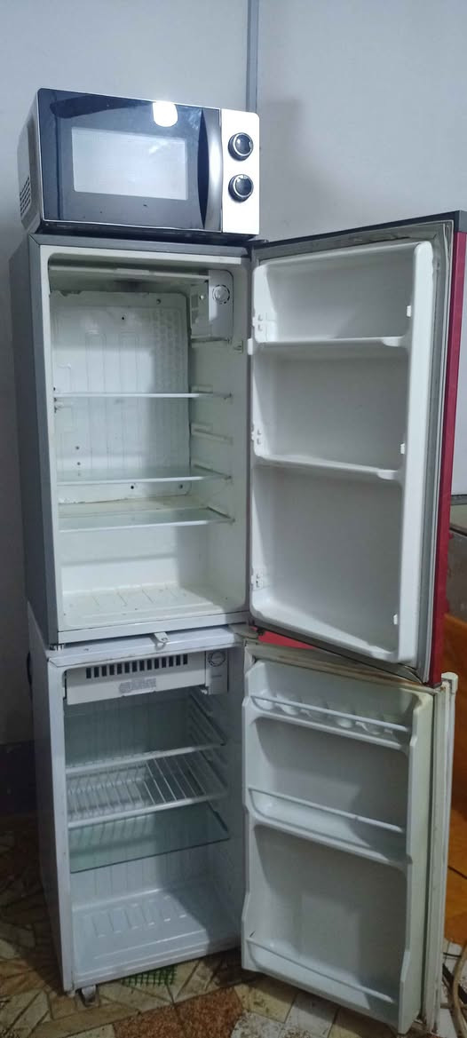 ثلاجتين مكتبيات وحدة بلادية والثانية محورة ثلاجة ماي كاسات الوحدة ب50 الف والماكرويف شغال سعرة 25الف العنوان ابو الخصيب *********** البصرة, العراق
