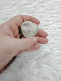 حجر عطف • قلب مصقول • أبيض حليبي