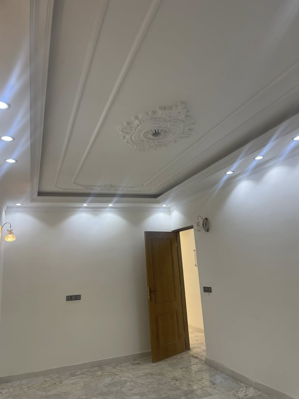 يا الله
دار للبيع حديث تم انجازه في منطقة حي البنوك شارع باريس
المساحة ١٥٠ متر
واجه ٥ متر / مدخلين
نزال ٣٠ متر
يحتوي على ٤ غرف نوم
وحولي جلسة
وخدمات عدد ٣
وكراج / وصالة خطار ومطبخ ومنور
للاستفسار
مكتب الحضارة للوساطة العقارية
***********
