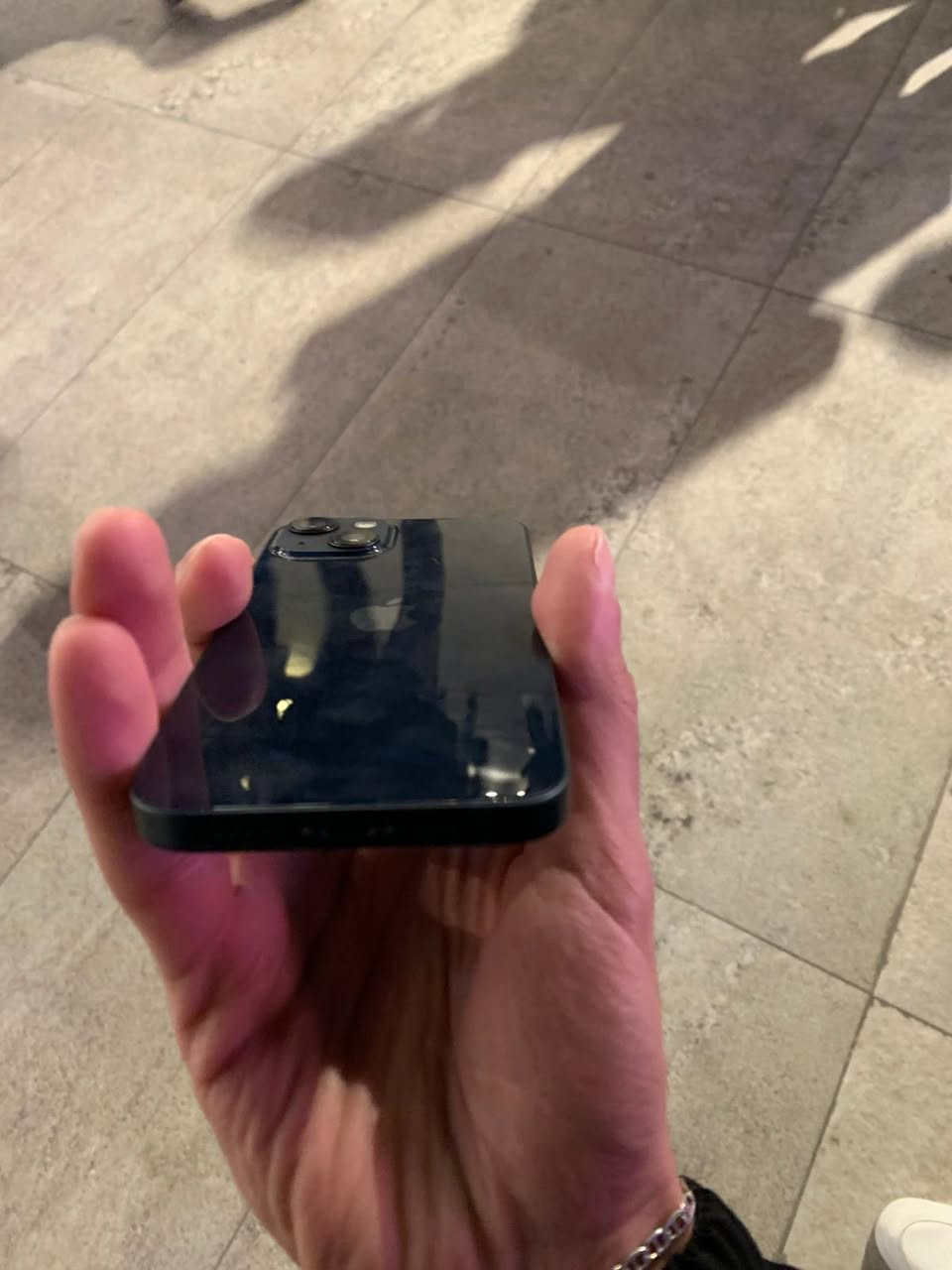 ايفون 13 عادي لون اسود ذاكره 128 مبدل شاشه وبطاريه  كلش حلوه شاشه وبطاريه متصرف ابد والفيس ايدي بصمه وجه يرادله برمجه وترجع السعر 265 الف 
بغداد اليرموك 
***********
