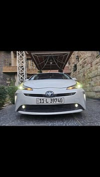 تويوتا بريوس  2022 XLe نايت شيد. فول من كلشي عدا الفتحة. اللون أبيض لؤ...