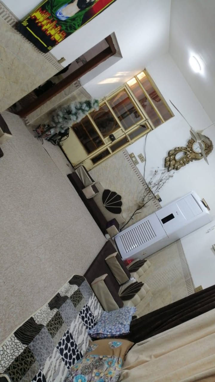 دار سكني للبيع في منطقة حي العسكري شارع ٦٠ زراعي البو جاسم ... (( سند 25 )) اقرار محكمة 
تفاصيل المنزل ؛
غرفتين نوم ... صالة .. استقبال .. مطبخ بارد وحار ..ومخزن وصحيات داخلية وخارجية .. مساحة البيت 180 م² 

الشراي يتصل 
***********
