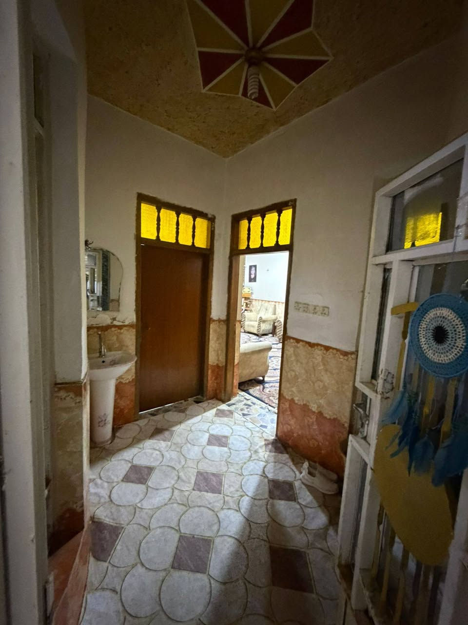 دار للبيع في موقع استراتيجي - حي نهاوند الأولى 🏠
فرصة للسكن الراقي في موقع هادئ ومميز (قرب المستوصف) وبإطلالة مفتوحة على ساحة.
📍 الموقع: حي نهاوند الأولى - قرب المستوصف.
📐 المساحة: 200 متر مربع (مقابل ساحة 🌳).
🏗️ سنة البناء: 2010 (بناء متين وتصميم واسع).
🧱 تفاصيل الطوابق والتقسيم:
✨ الطابق الأرضي (تصميم عائلي):
🛋️ استقبال ضيوف واسع.
🛌 غرفتين نوم.
🍳 مطبخ متكامل.
📺 صالة (هول) كبيرة + صحيات.
🪴 منور لتهوية مثالية.
✨ الطابق الثاني:
🛌 ثلاث غرف نوم واسعة.
🚿 مجموعة صحيات إضافية.
💰 السعر والمعلومات المالية:
السعر: 220 مليون دينار (قابل للتفاوض للجادين 🤝).
📞 للحجز أو الاستفسار، تواصل معنا مباشرة:
📱 اتصال: ***********
#عقارات_العراق #ميسان #العمارة #بيوت_للبيع #عقارات_ميسان #بيع_وشراء_عقارات #حي_الغدير #حي_الصحفيين #فرصة_عقارية #دليل_عقارات_العمارة
