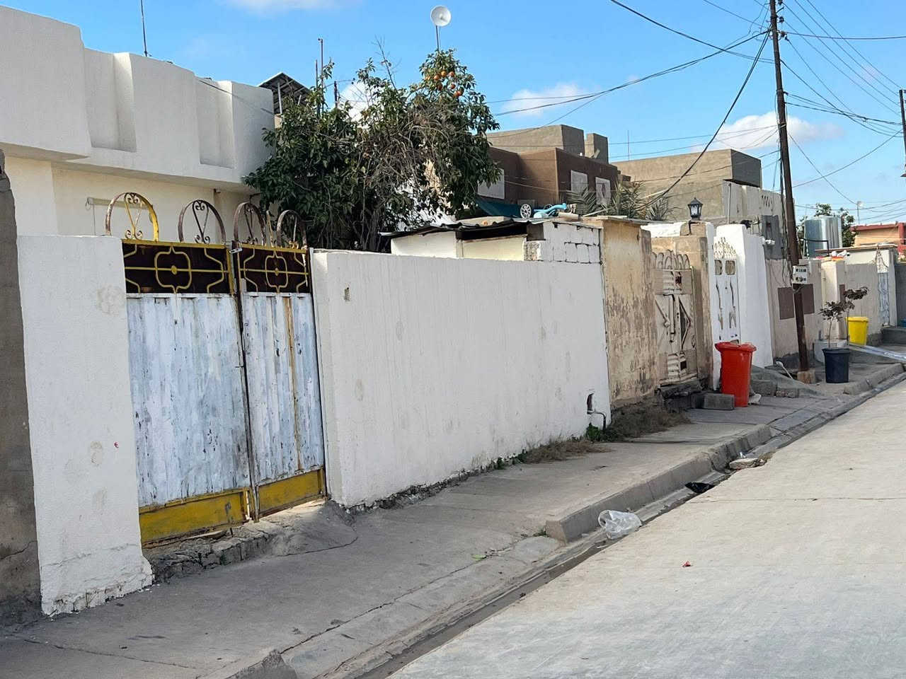 بيت للبيع حي القادسية خلف مجمع المدارس فارغ جاهز للسكن عالي عن الشارع وشارع مرتب المساحة ٢٠٠م باسم شخص واحد السعر ٧٨ مع مجال بسيط صاد عالشمس للاستفساراكثر مراجعةمكتب الزغيت اوالاتصال على الرقم ***********
