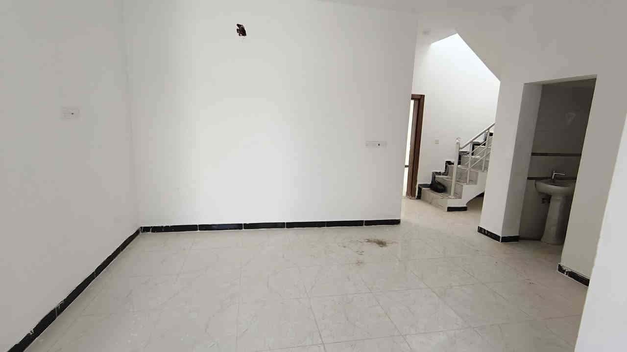 السلام عليكم بيت آجار جديد في مجمع الوفاء السكني خلف المستشفى التركي على الطريق الحولي الجديد ملاصق لمجمع الغدير السكني 
 120 متر غرفتين نوم صالة استقبال مطبخ منشات صحيه قيمة الآجار 350 ألف 
للتواصل على رقم الهاتف *********** موجود وتساب
