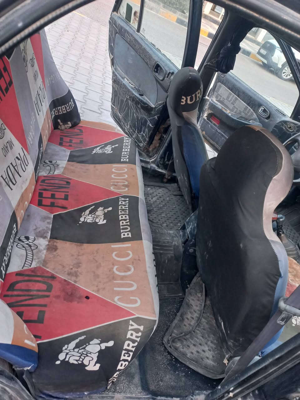 سلام عليكم عدي هاي سياره اريد اراوسه بسيفيا نظيفه وجديده هاي سياره مثل ماموجوده بصور يرادله شويه حداديه وطخات الي موضحه بصور  تخم تاير جدد بيه وباتري جديد سياره رقم بغداد بسمي سنويه ماساقطه وبيع ابيع 25 وبيه مجال  الي عده ويريد يراوس ينزله بتعليقات 
***********
***********
