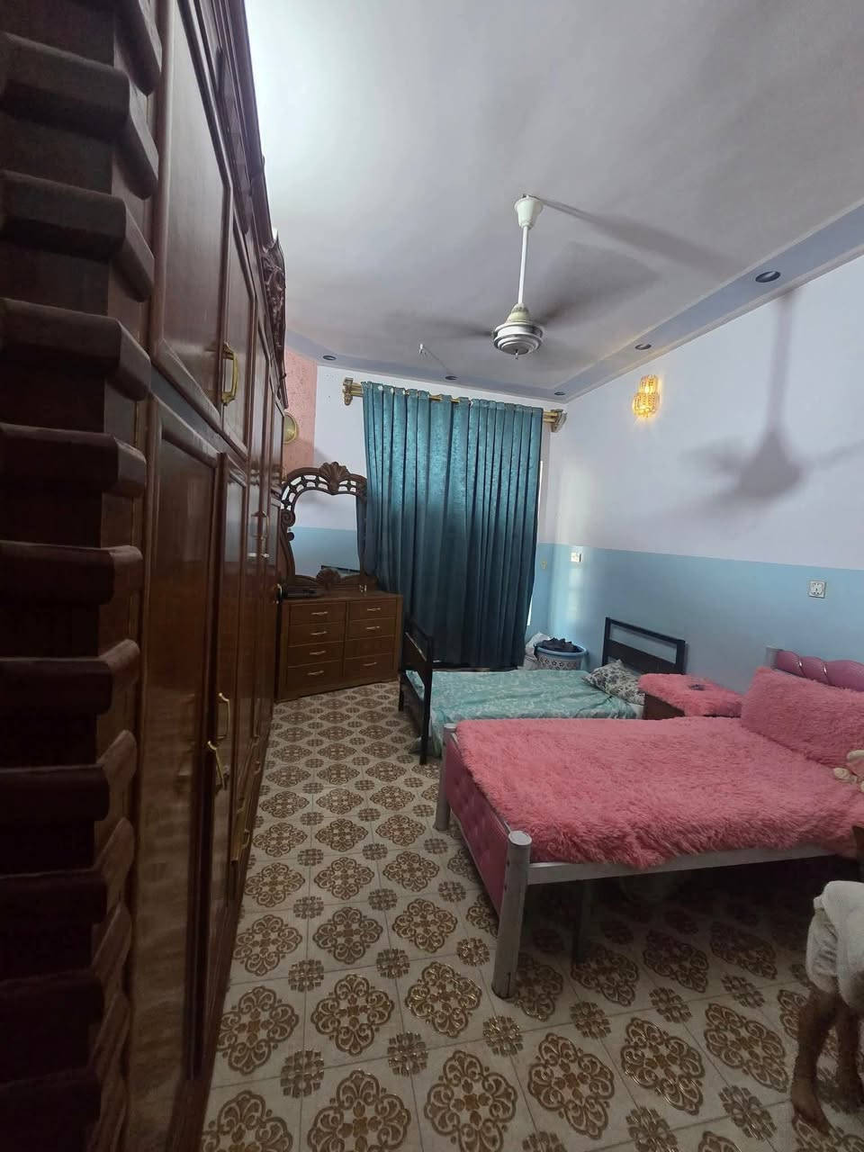 [[بسم الله الرحمن الرحيم]]
🏡     🏘      🏚 

#يوجد_بيت_ركن_طابقين_للبيع

#العنوان  الفلوجة 
#المنطقة تأميم الثانية // قرب نهر فليح

✅المساحة : 250م
⬆️ الوجة : 12.50م
🏞️النزال : 20م
 
غرف 4
استقبال 
صالة
مناور
مطبخ
صحيات 
الارضية سيراميك 
السطح شتايكر

  
                       #بناء 🧱 : طابوك 
      
     #شارع 🏞️⬆️⬆️ : 8م × 8م  كامل الخدمات من تبليط اسواق مدارس 

  #السعر_محدد_من_قبل_البائع 
    
        
        ⚖️⚖️   نوع الملك : طابو صرف تحويل مباشر  🏙 

            #السعر💰💸:  155 مليون وبي مجال

__________________________________

للاستفسار مراجعة #مكتب_العزة_للعقار/ شارع المنجزات تقاطع جامع التقوى مجاور محطة المتميز لغسيل السيارات 
*********** اتصال 
__________________________________

 
#بيع_وشراء_الدور_السكنية_والزراعية
#عقارات_الانبار_الفلوجة
