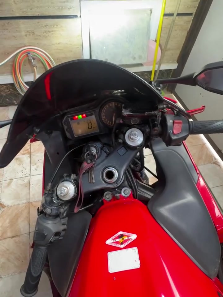 سلام عليكم
honda f4i للبيع 
دراجة رقم  بغداد باسمي تحويل ثاني يوم✅ 
الدراجة مثل مموضح كاملة مابيهة نقوصات 
مكينة جدا ناعمة مكفولة كفالة عامة كهربائيات ميكنه كير كله بلادي 
اكو ملاحظات بالكفرات موضحهة بالصور 
عليهة ويالة كروم اصل مراية الويل 👌🏻
مكاني بغداد الدورة سعر 38$ ومجال بسيط


**إذا كنت صاحب هذا الإعلان وتريد حذفه لأي سبب، رجاءا أرسل رسالة إلى الدعم الفني**