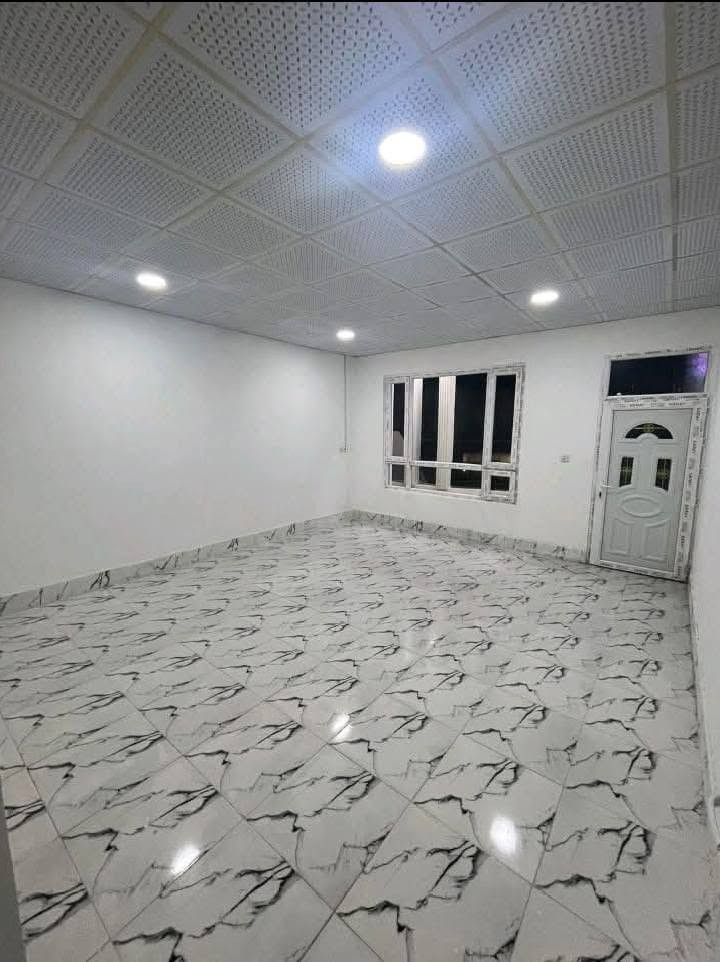... دار للبيع.. زراعي .. مقدم معاملة تمليك... مساحة 100متر ... العنوان حي الواسطي خلف المعوقين وخلف جامع الحق وقرب مرطبات السيد منطقة كامل خدمات يحتوي على.. 
كراج 
 وغرفة استقبال 
 ومطبخ داخلي 
 وغرفة نوم 
 ومجموعة صحيات 
 طابق ثاني 
 غرفة نوم كبيره وبيتونه ومجموعة صحيات السعر علخاص أو الاتصال بالرقم ***********... صاحب الدار
