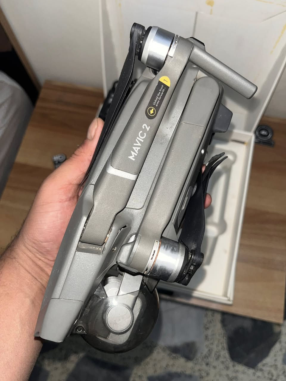 السلام عليكم 
dji.  
تريد تصوير قوي ودرون قوي يتحمل رياح امطار اخذ الMAVIC.  2.   PRO.  
مافك ٢ برو كومبو 
نضافه جدا عاليه 
درون يعجز شرح عنه 
مكاني بغداد الاعضميه 
***********
