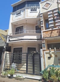 دار للبيع بناء ٢٠٢٤ مساحه ٧٠ يحتوي على ثلاث طوابق الطابق الارضي طرمه +...