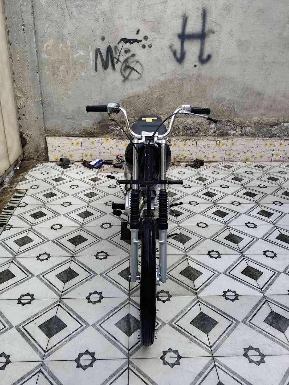 سلام عليكم دراجه للبيع صارله شهرين من معمره ثاني تبديله دهن دراجه نضيفه كلش دراجه ادوات  سعر 700 وبيه مجال مكاني بصره ***********
