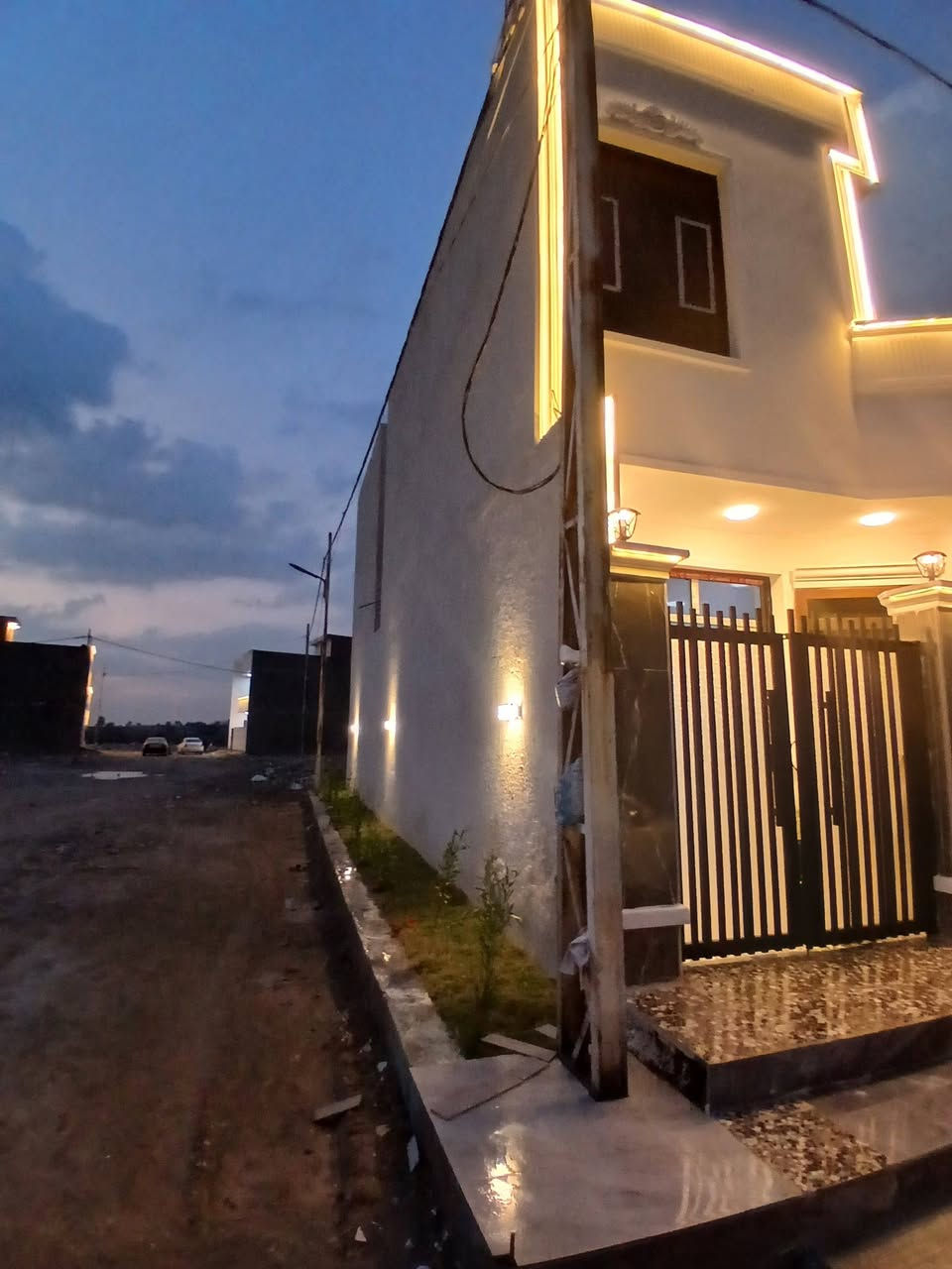 دار ١٠٥ متر ركن على شارعين شارع١٥ م البيت يحتوي على ٣نوم البيت بناء حديث درجة أولى  مكان شهداء البياع   لبيت درجه اولى  سعر ١٠٥ بي مجال ***********
