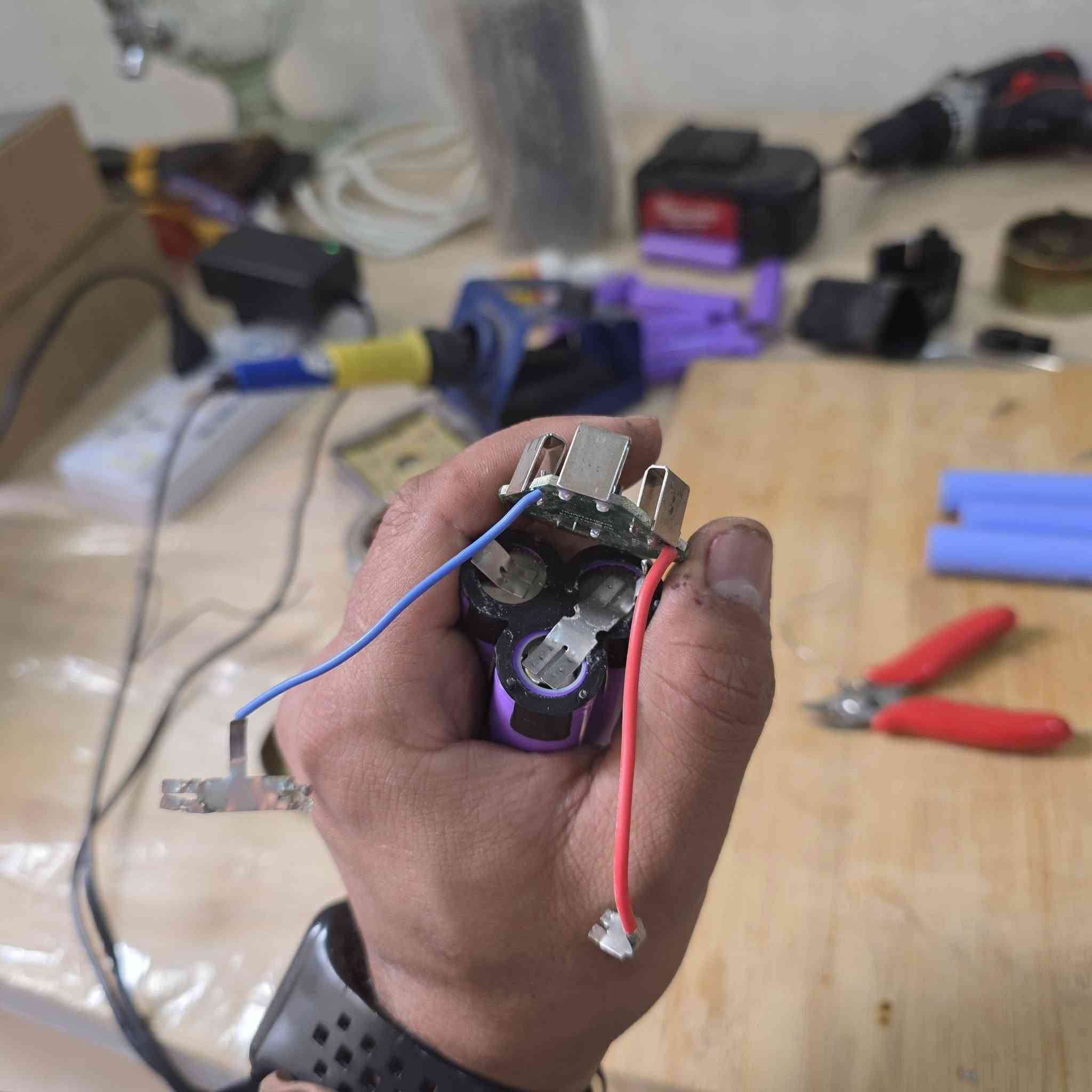 السلام عليكم. من رخصه الادمن  تم تبديل خلايا بطاريه دريل بارك سايد  ١٢ فولت  ١٥٠٠ ملي   ببطاريات الوطني.  ونطه اداء كلش راقي 
 للاستفسار مراسله الصفحه او مراسله الواتس اب  وعمل كافه البطاريات  ولادريلات الشحن ولبور بنك  
***********
